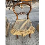 A VINTAGE WOODEN CHILDRENS CHAIR