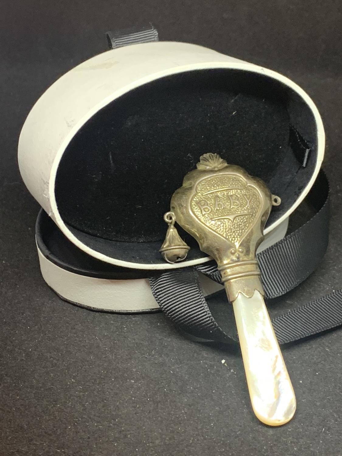 A VICTORIAN HALLMARKED BIRMINGHAM SILVER BABY RATTLE WITH A MOTHER OF PEARL HANDLE IN A PRESENTATION