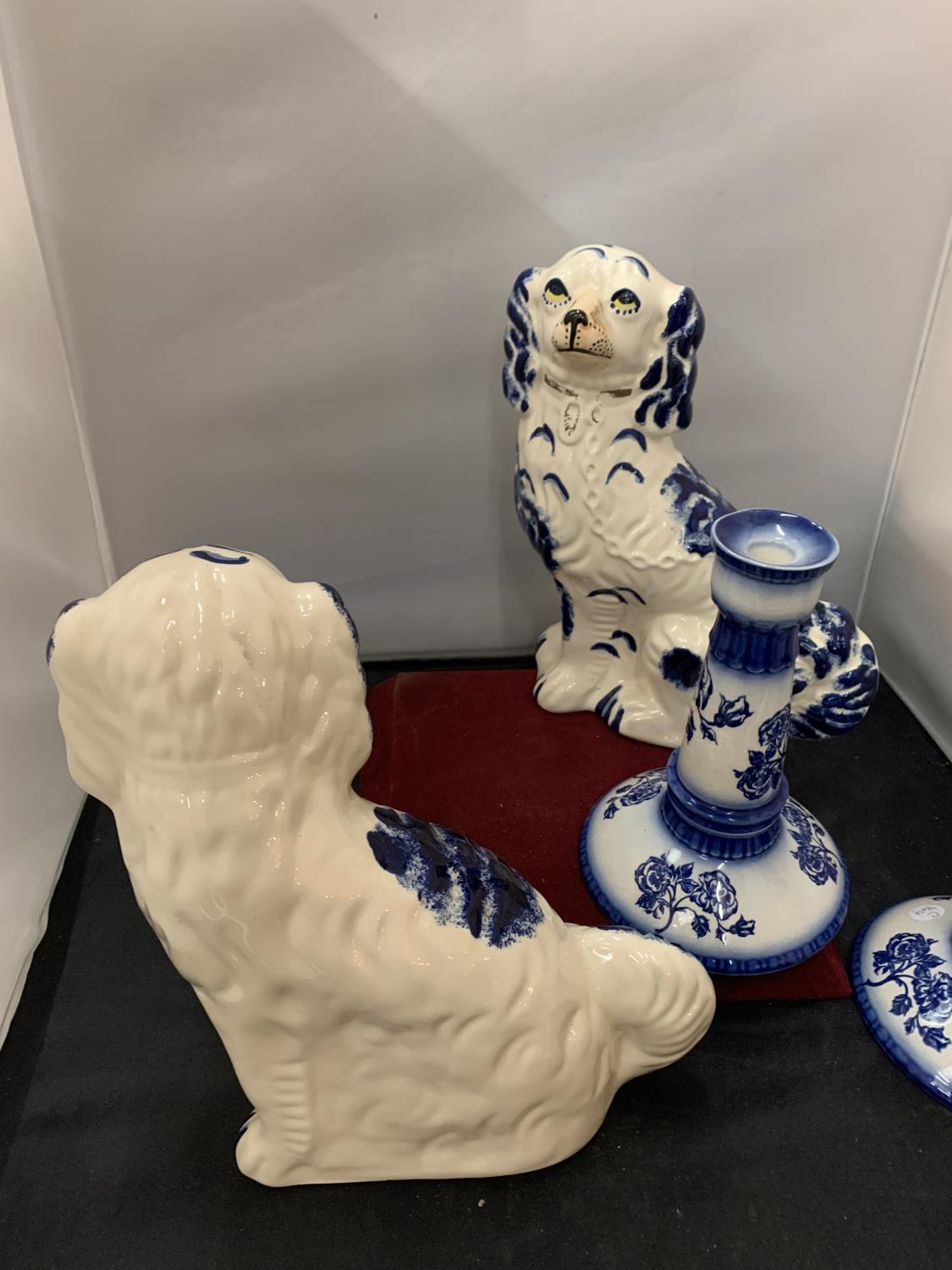 A PAIR OF LARGE BLUE AND WHITE STAFFORDSHIRE FLATBACK SPANIELS TO INCLUDE A PAIR OF CARLTON WARE - Image 2 of 6