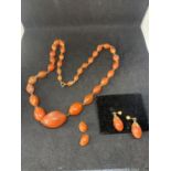 A CARNELIAN GEMSTONE NECKLACE WITH MATCHING EARRINGS