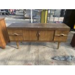 A RETRO TEAK 'STONEHILL FURNITURE' SIDEBOARD ENCLOSING TWO CUPBOARDS AND FOUR DRAWERS, 65" WIDE