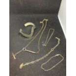 FIVE ITEMS OF SILVER JEWELLERY TO INCLUDE AN ABSTRACT BANGLE, A BAR NECKLACE, AND THREE BRACELETS