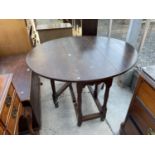 A GEORGIAN STYLE OAK OVAL GATELEG DINING TABLE, 39.5x43.5" OPEN