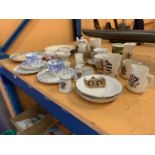 AN ASSORTMENT OF MIXED CHINA TO INCLUDE CRESTED AND COMMEMORATIVE WARE