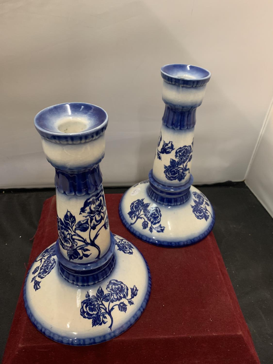 A PAIR OF LARGE BLUE AND WHITE STAFFORDSHIRE FLATBACK SPANIELS TO INCLUDE A PAIR OF CARLTON WARE - Image 5 of 6