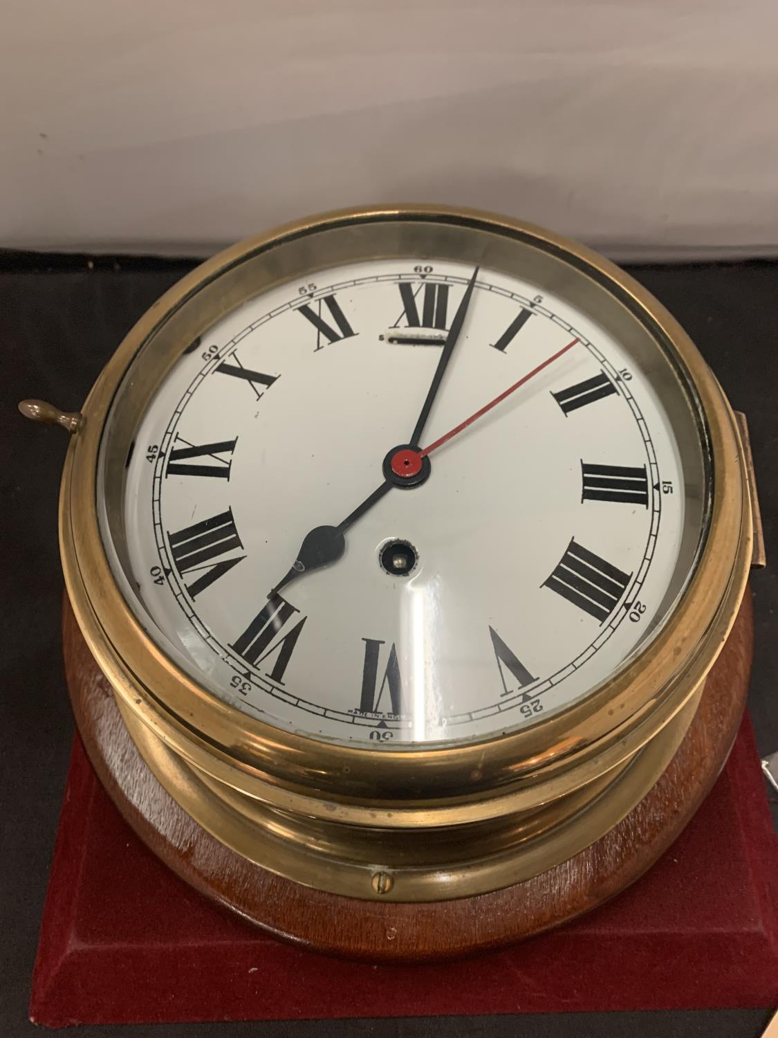 A LARGE BRASS SHIP'S CLOCK WITH KEY - 20CM DIAMETER - Image 2 of 5