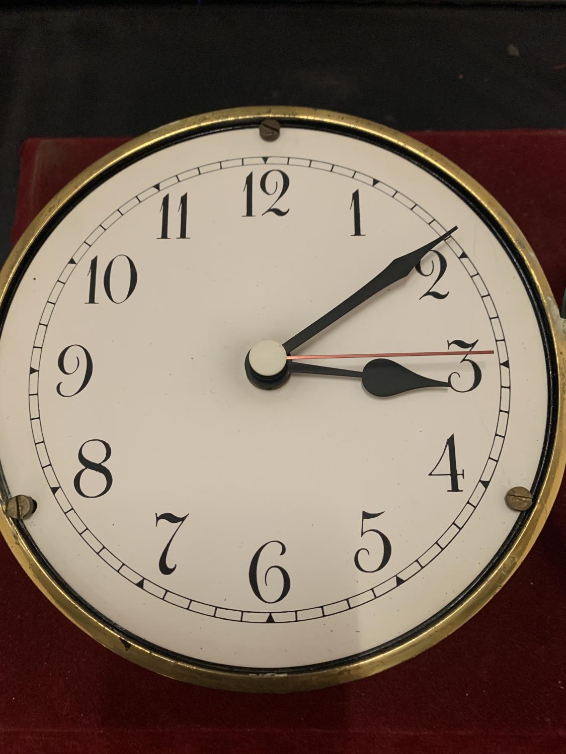 A BRASS SHIPS CLOCK WITH INSCRIPTIONS ON THE REVERSE DIAMETER:15CM - Image 3 of 6