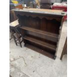 AN 18TH CENTURY STYLE OAK DRESSER RACK, 42" WIDE