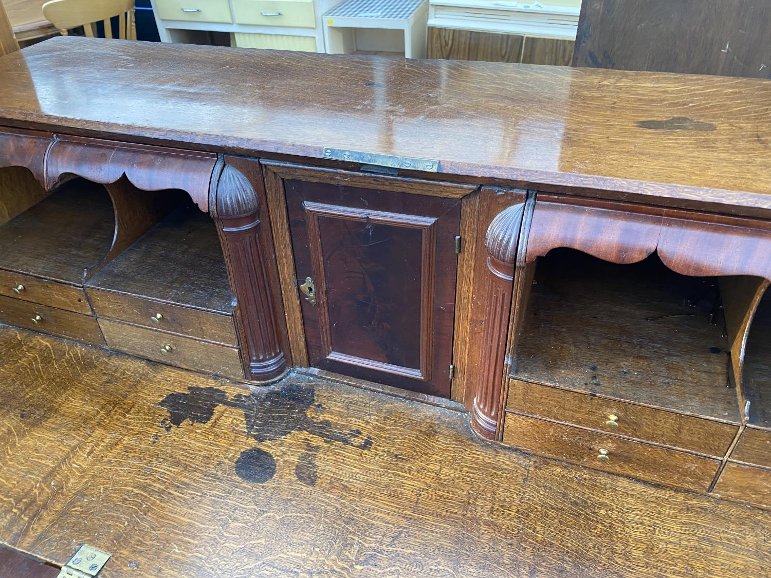 A GEORGE III OAK AND CROSSBANDED FALL FRONT BUREAU WITH FITTED INTERISOR, 45.5" WIDE - Image 7 of 8