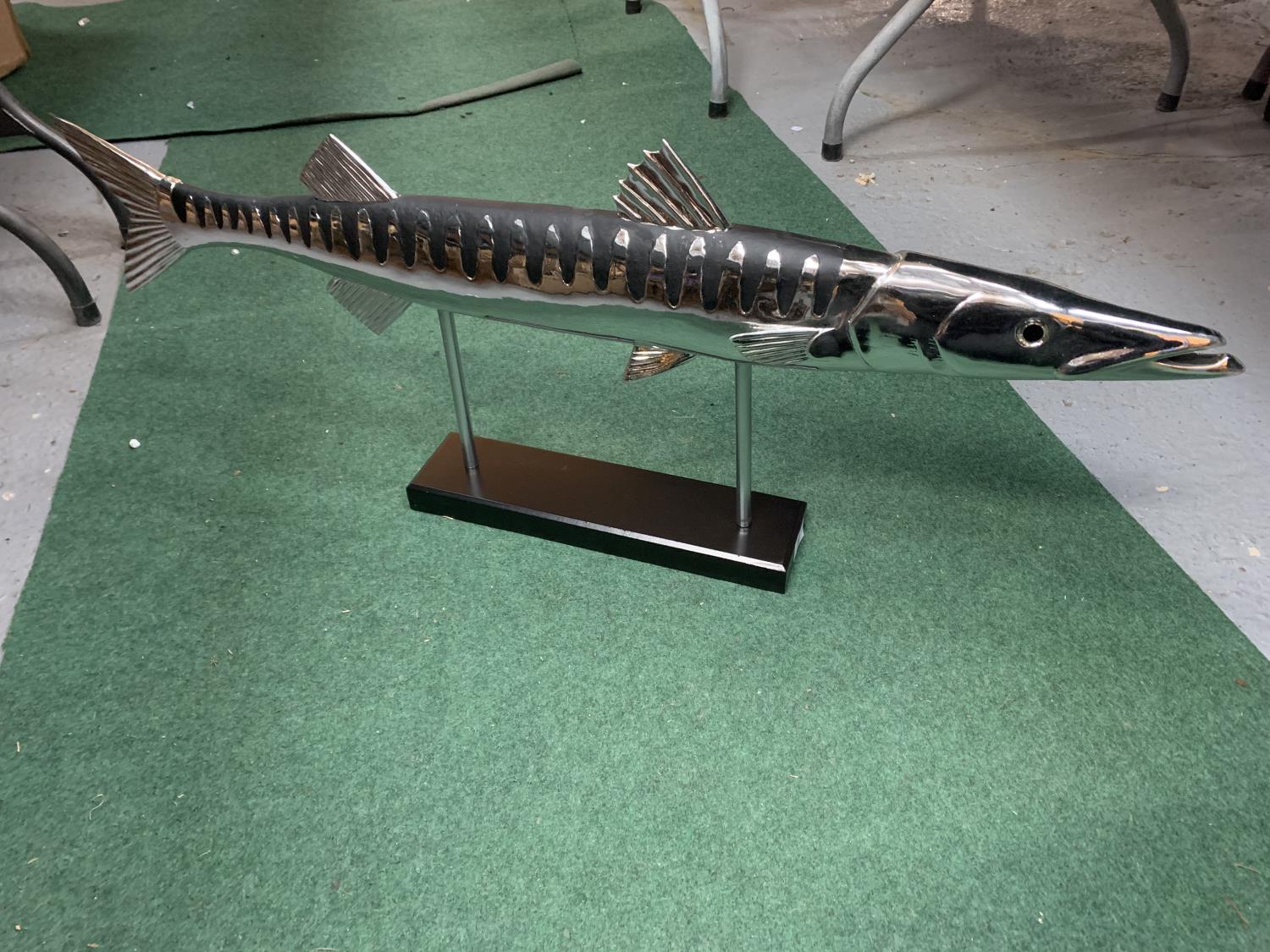 A CHROME BARRACUDA FISH ON STAND - Image 2 of 3