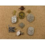 A COLLECTION OF WORLD WAR II NAZI GERMANY BADGES AND TINNEYS, TO INCLUDE A WOUND BADGE ETC