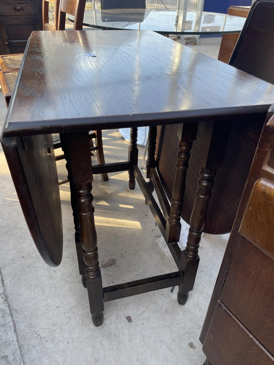 AN OAK GATELEG TABLE ON TURNED LEGS - Image 4 of 4
