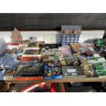 A LARGE QUANTITY OF ARTIST ITEMS TO INCLUDE PAINTS, CLAMPS AND MODEL BUILDINGS ETC