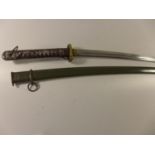 A 20TH CENTURY JAPANESE SWORD AND SCABBARD, PAINTED METAL GRIP, 69CM BLADE