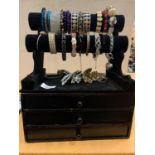 A LARGE COLLECTION OF COSTUME JEWELLERY TO INCLUDE A BLACY VELVET DISPLAY STAND AND THREE DRAWER BOX