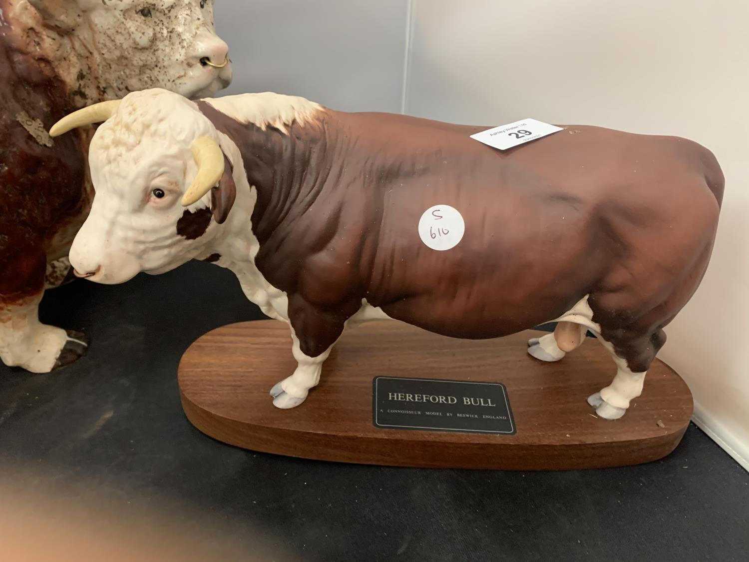 FOUR HEREFORD BULL ORNAMENTS TO INCLUDE A FURTHER SMALL BLACK BULL - Image 4 of 6