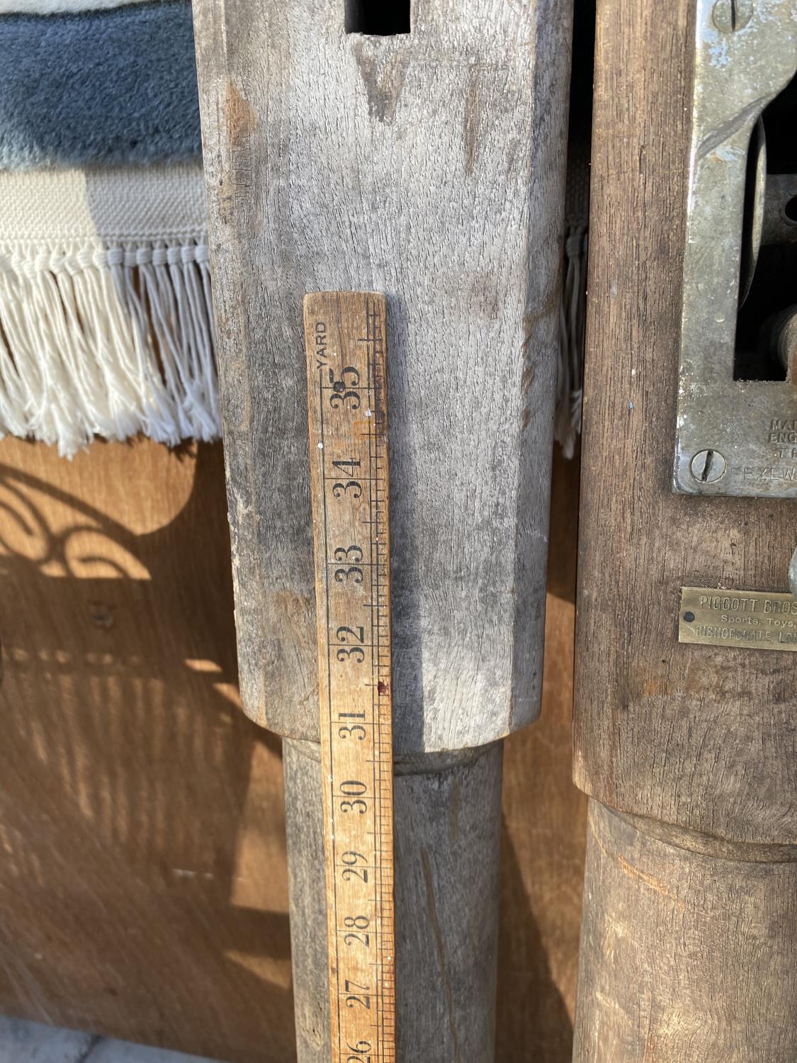 A PAIR OF VINTAGE WOODEN TENNIS NET POSTS - Image 3 of 5