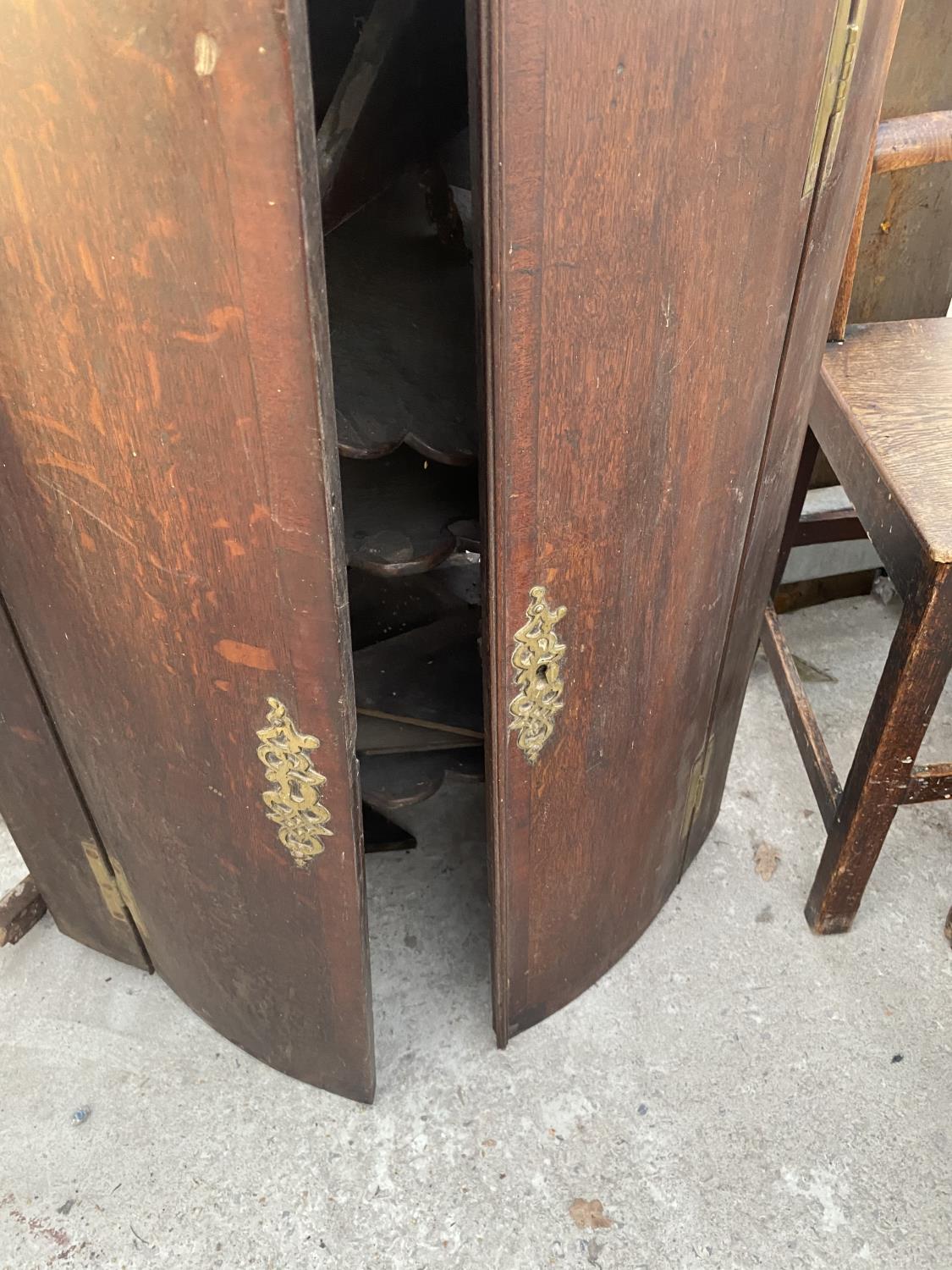 A GEORGE III OAK CROSSBANDED CORNER CUPBOARD WITH SHAPED INTERIOR SHELVES, 27" WIDE - Image 2 of 2