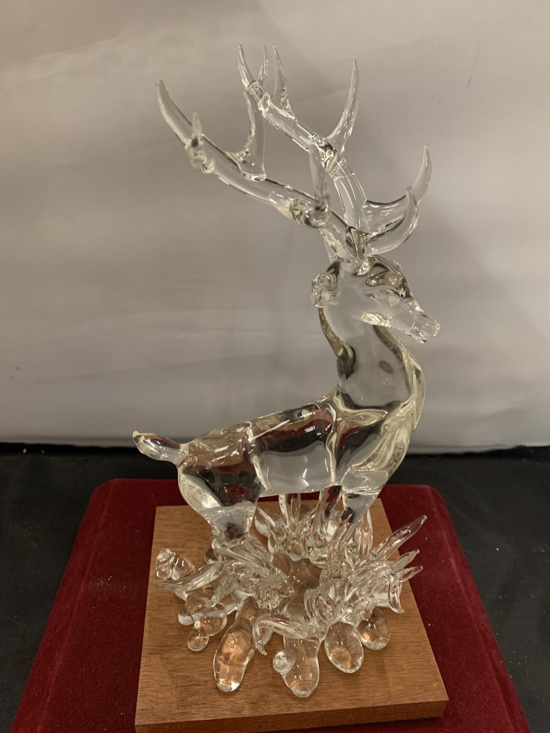 A CRYSTAL GLASS SCULPTURE BY BONILLA OF A STAG - Image 2 of 5