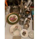 AN ASSORTMENT OF SILVER PLATE ITEMS TO INCLUDE A TEAPOT AND COFFEE POT AND SOME COMMEMORATIVE