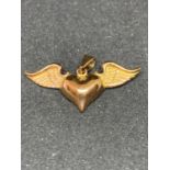 AN 18 CARAT GOLD NECKLACE FOB DEPICTING HEART AND WINGS GROSS WEIGHT 3.2 GRAMS