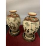 A PAIR OF DECORATIVE SATSUMA VASES (ONE CHIPPED TO THE RIM) WITH A PAIR OF WOODEN BASES H:16CM