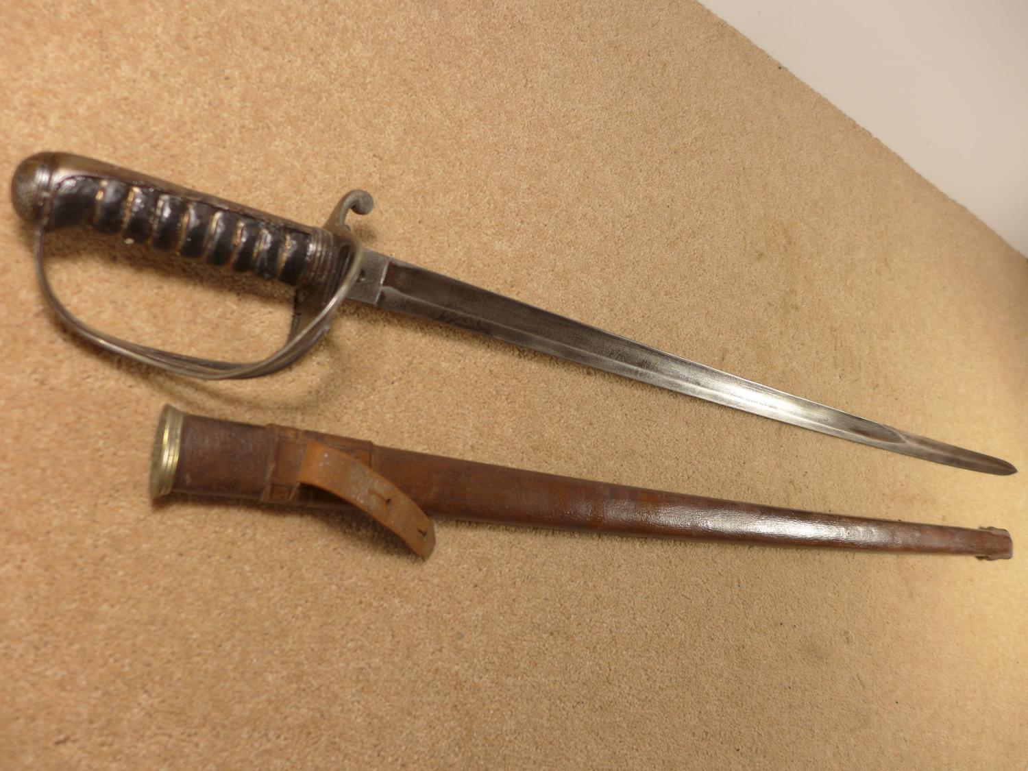 A VICTORIAN INFANTRY OFFICERS SWORD, 91CM BLADE WITH LEATHER SCABBARD