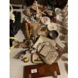 A QUANTITY OF VINTAGE ITEMS TO INCLUDE DRESSING TABLE ITEMS, A WOODEN TIE PRESS AND A SMALL BOOK