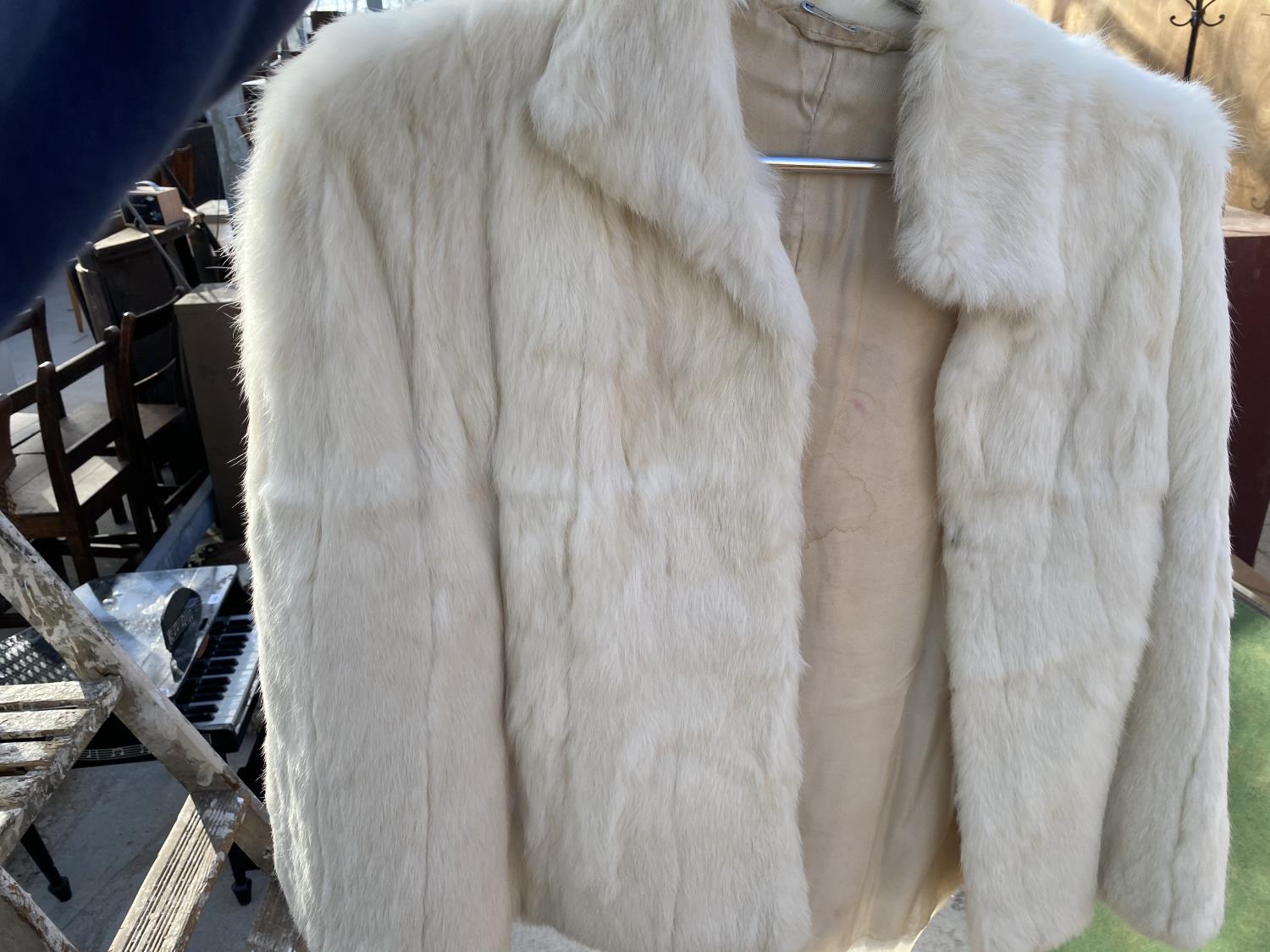 THREE ITEMS OF LADIES FAUX FUR CLOTHING TO INCLUDE JACKETS AND STOLE ETC - Image 3 of 5