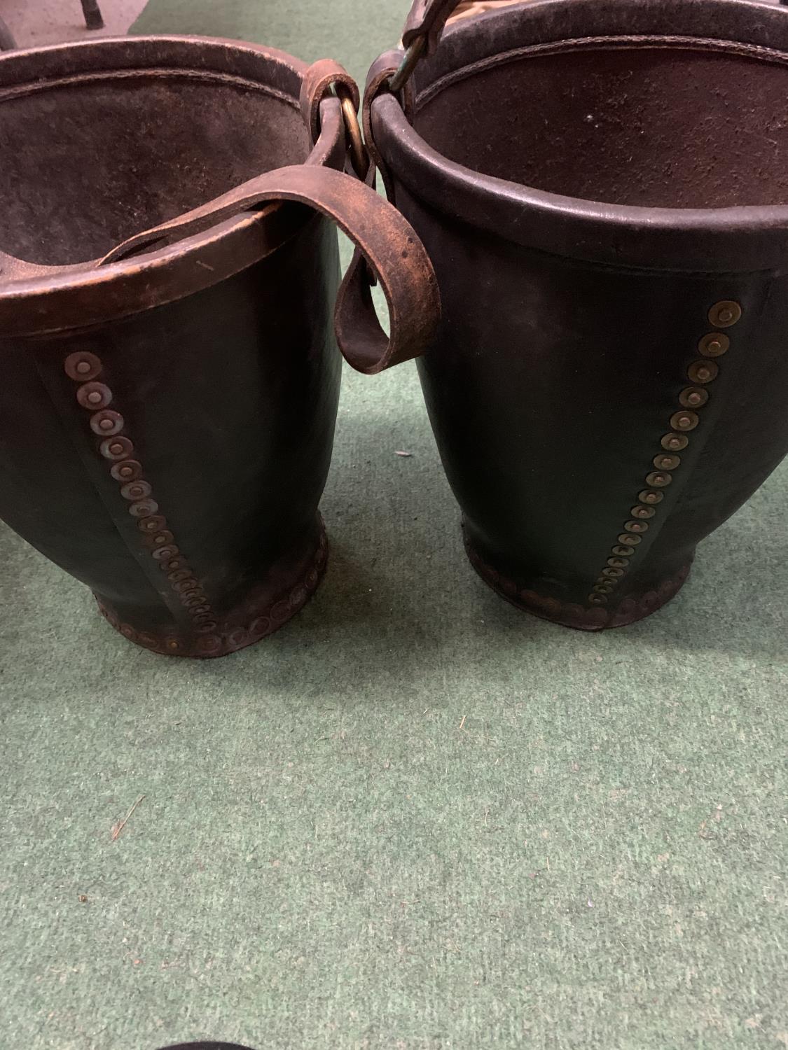 A PAIR OF VINTAGE LEATHER HORSE BUCKETS WITH STRAPS - Image 3 of 3