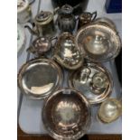 A COLLECTION OF SILVER PLATED WARE TO INCLUDE TEA/COFFEE POTS, BASKETS ETC