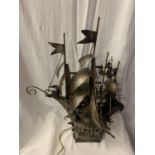 A LARGE BRONZE EFFECT METAL GALLEON TABLE LAMP - 63CM HIGH