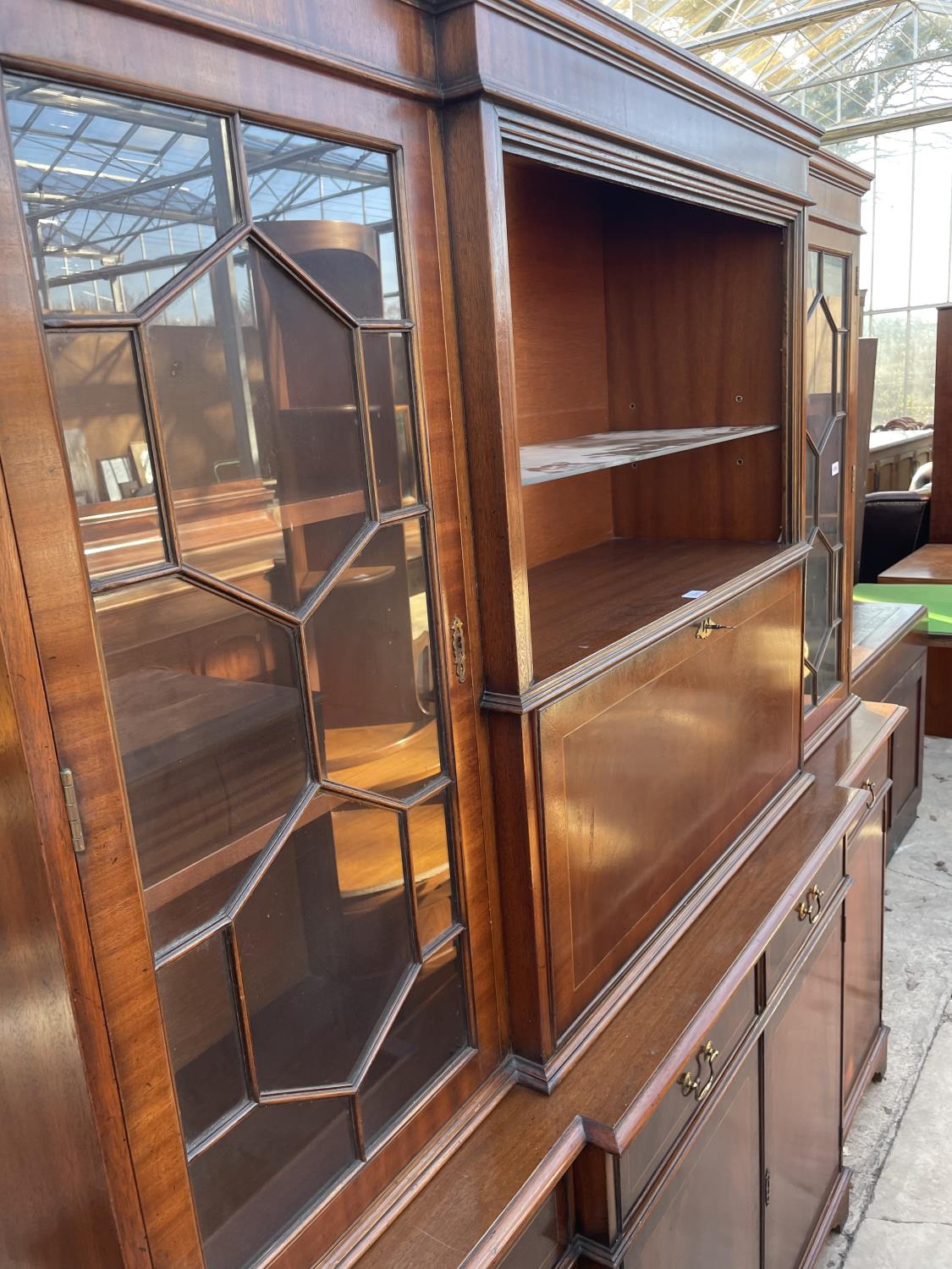 A REPRODUCTION MAHOGANY AND INLAID BREAKFRONT BOOKCASE WITH TWO ASTRAGAL GLAZED DOORS, CENTRE - Image 2 of 6
