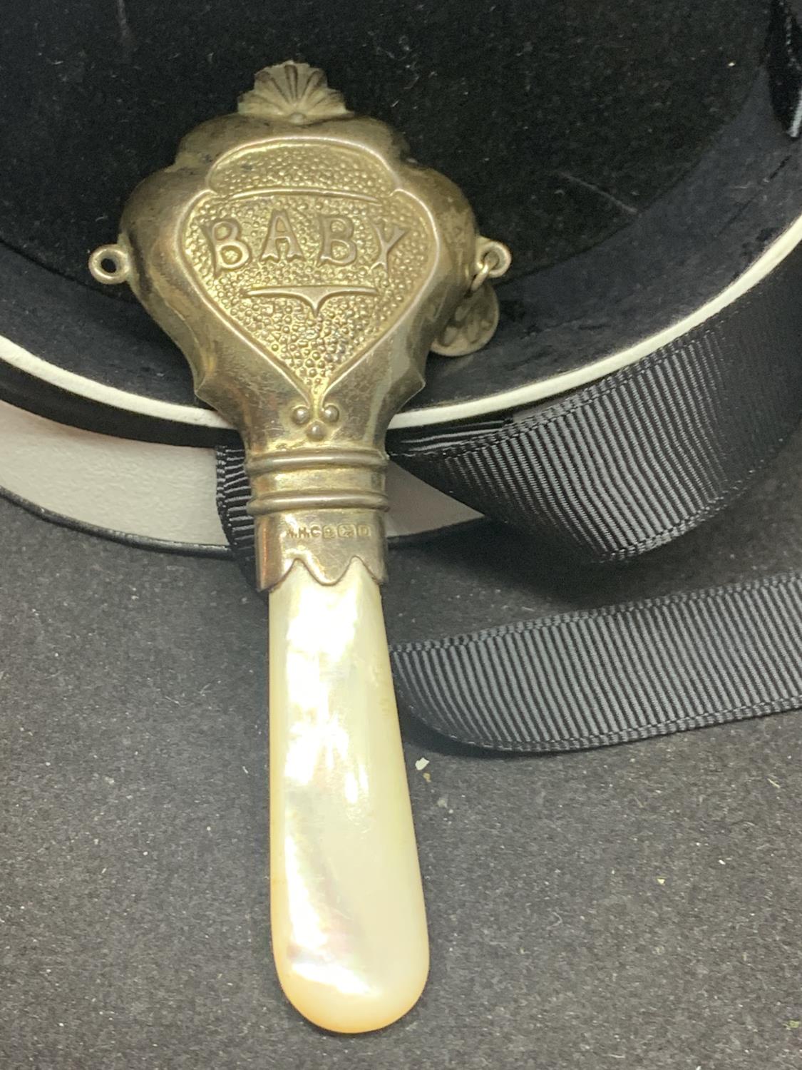 A VICTORIAN HALLMARKED BIRMINGHAM SILVER BABY RATTLE WITH A MOTHER OF PEARL HANDLE IN A PRESENTATION - Image 3 of 3