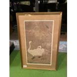 A GILT FRAMED PICTURE DEPICTING BIRDS