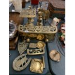 A QUANTITY OF BRASS WARE TO INCLUDE A 'HOME SWEET HOME' FENDER, CANDLESTICKS ETC