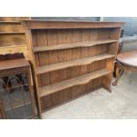 A LARGE EARLY 20TH CENTURY OAK DRESSER RACK, 68" WIDE