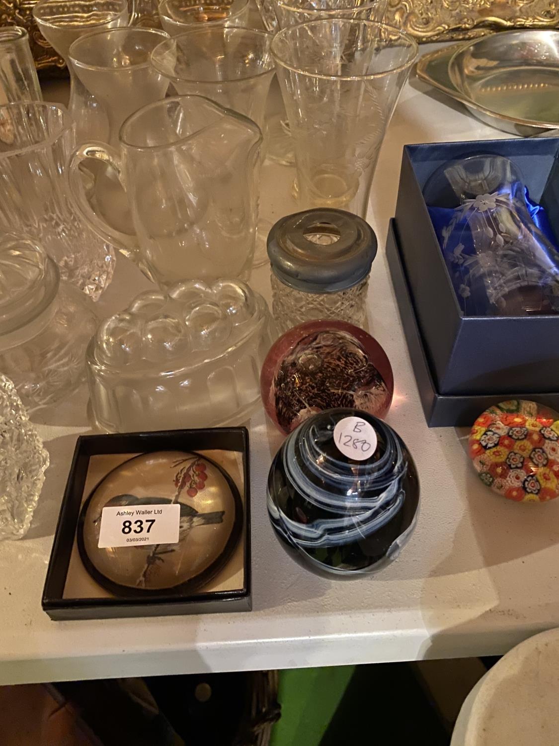 A VARIETY OF GLASSWARE TO INCLUDE A DECANTER, A VASE AND PAPER WEIGHTS ETC - Image 3 of 5