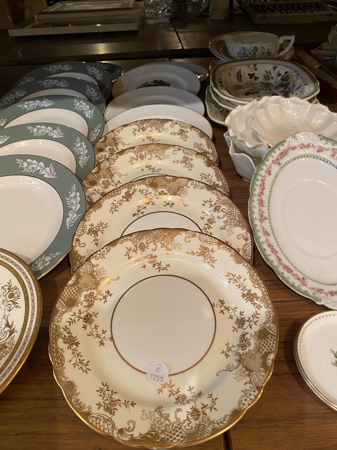 A COLLECTION OF MIXED CERAMICS TO INCLUDE CABINET PLATES - Image 3 of 5