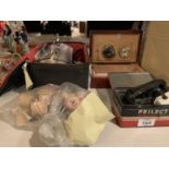 AN ASSORTMENT OF VINTAGE ITEMS TO INCLUDE A TRAVEL IRON, CARMEN HEATED ROLLERS ETC