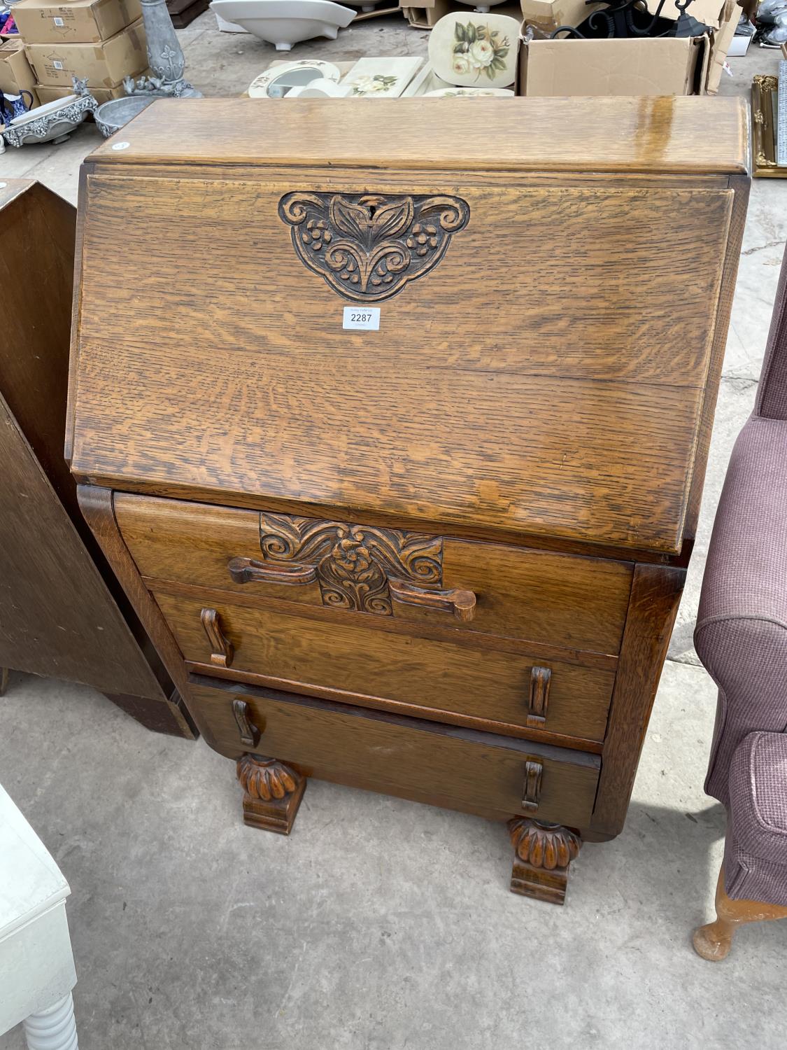 AN EARLY 20TH CENTURY OAK BUREAU, 27" WIDE