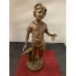 A BRONZE STATUE OF A BOY WITH BLACKSMITH ANVIL - 35CM HIGH