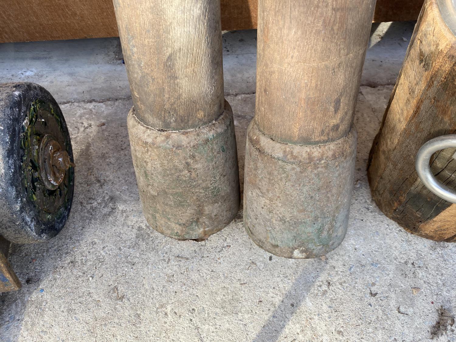 A PAIR OF VINTAGE WOODEN TENNIS NET POSTS - Image 5 of 5