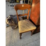 A SINGLE VICTORIAN MAHOGANY DINING CHAIR ON TURNED FRONT LEGS