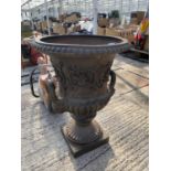 A DECORATIVE CAST IRON GARDEN URN (H:63CM)