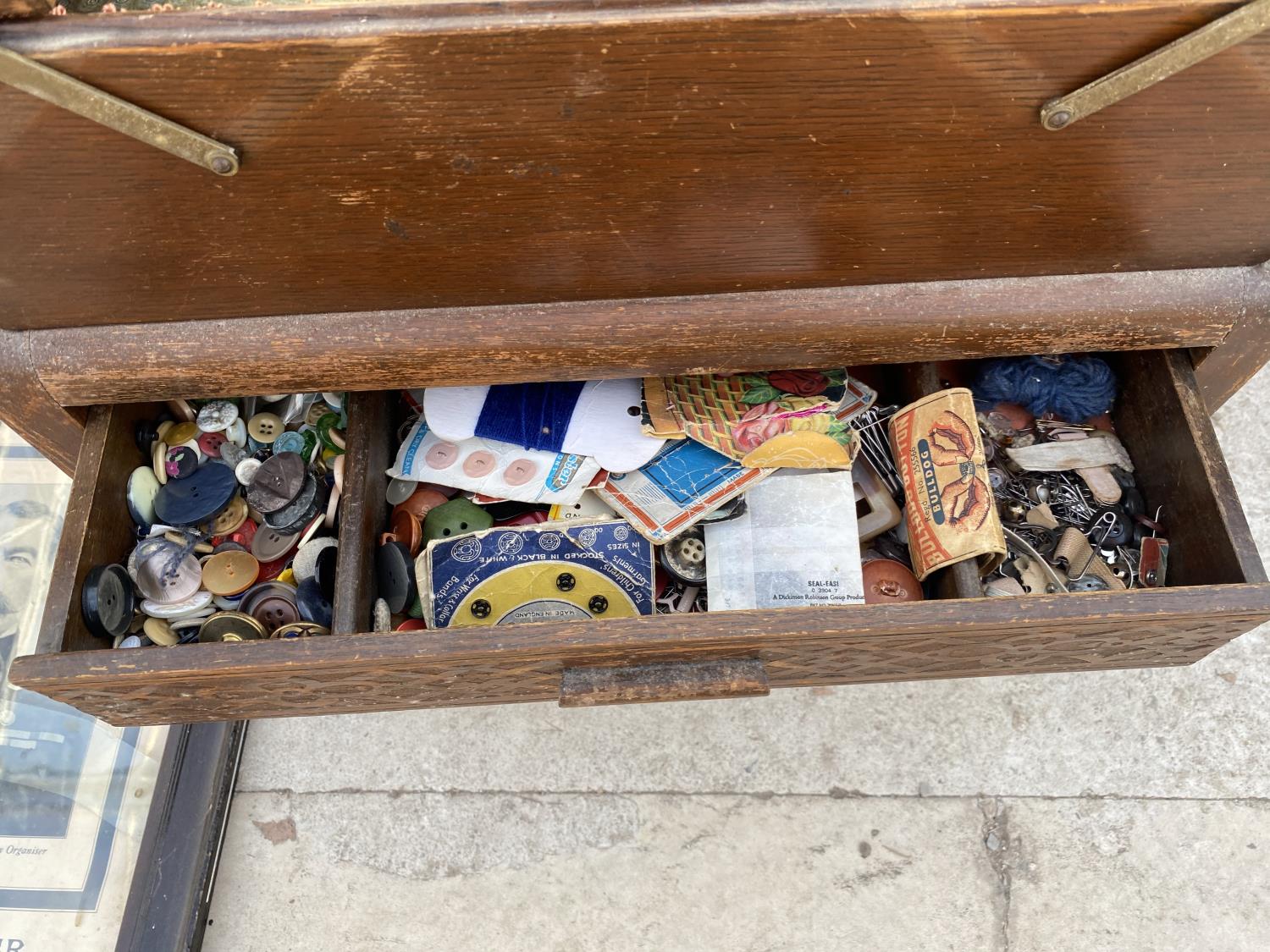 A VINTAGE SEWING BOX TO INCLUDE AN ASSORTMENT OF SEWING ITEMS - Image 4 of 5