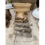 AN ASSORTMENT OF VINTAGE HAND TOOLS TO INCLUDE THREE WOOD PLANES ETC