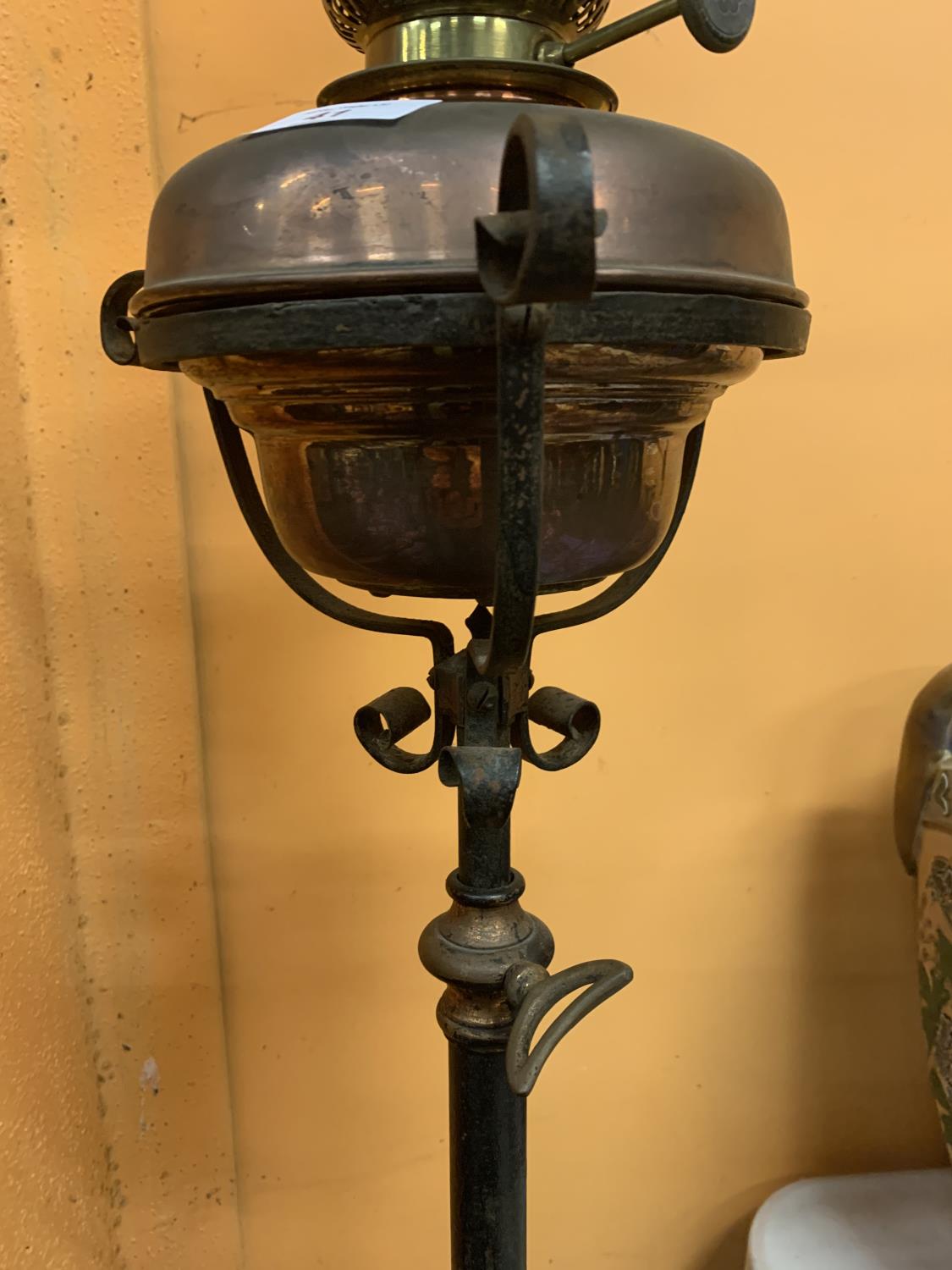 A VINTAGE OIL LAMP ON AN ADJUSTABLE METAL STAND - Image 3 of 4