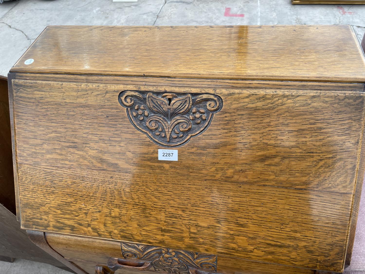 AN EARLY 20TH CENTURY OAK BUREAU, 27" WIDE - Image 2 of 4