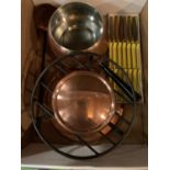 A RETRO BRASS COLOURED FONDUE SET TO INCLUDE A BOXED SET OF FONDUE PRONGS